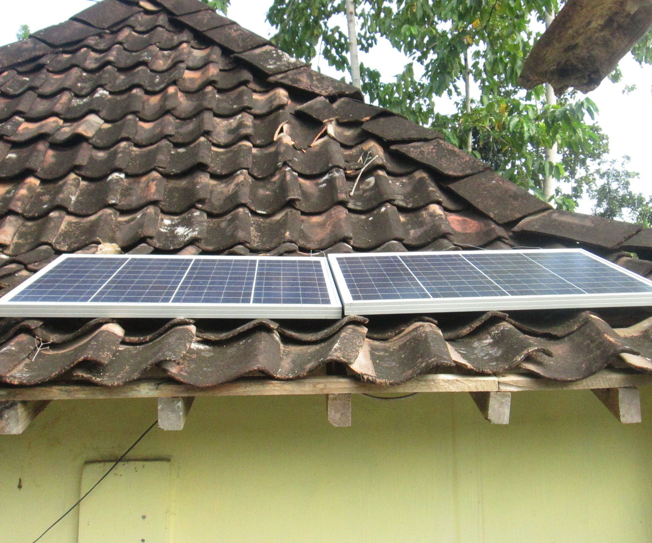 Simple DIY 100 Wp Solar Home System