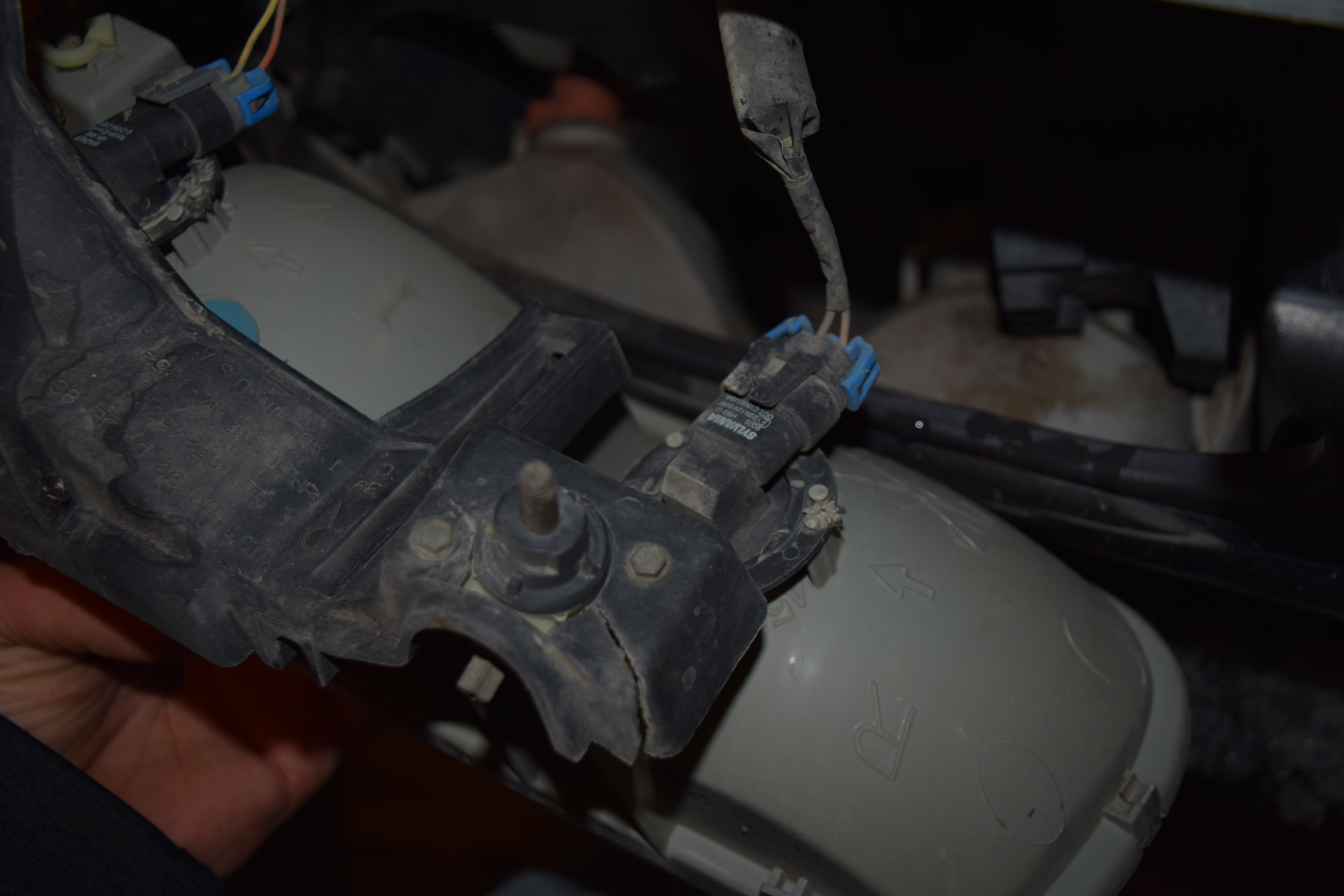 How to Change a Headlight Bulb on a 1999 Chevrolet Silverado 4 Steps