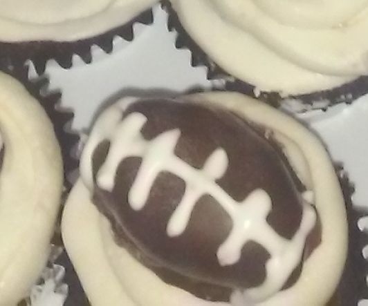 Super Bowl Cupcakes With Oreo & Cream Cheese Truffles 