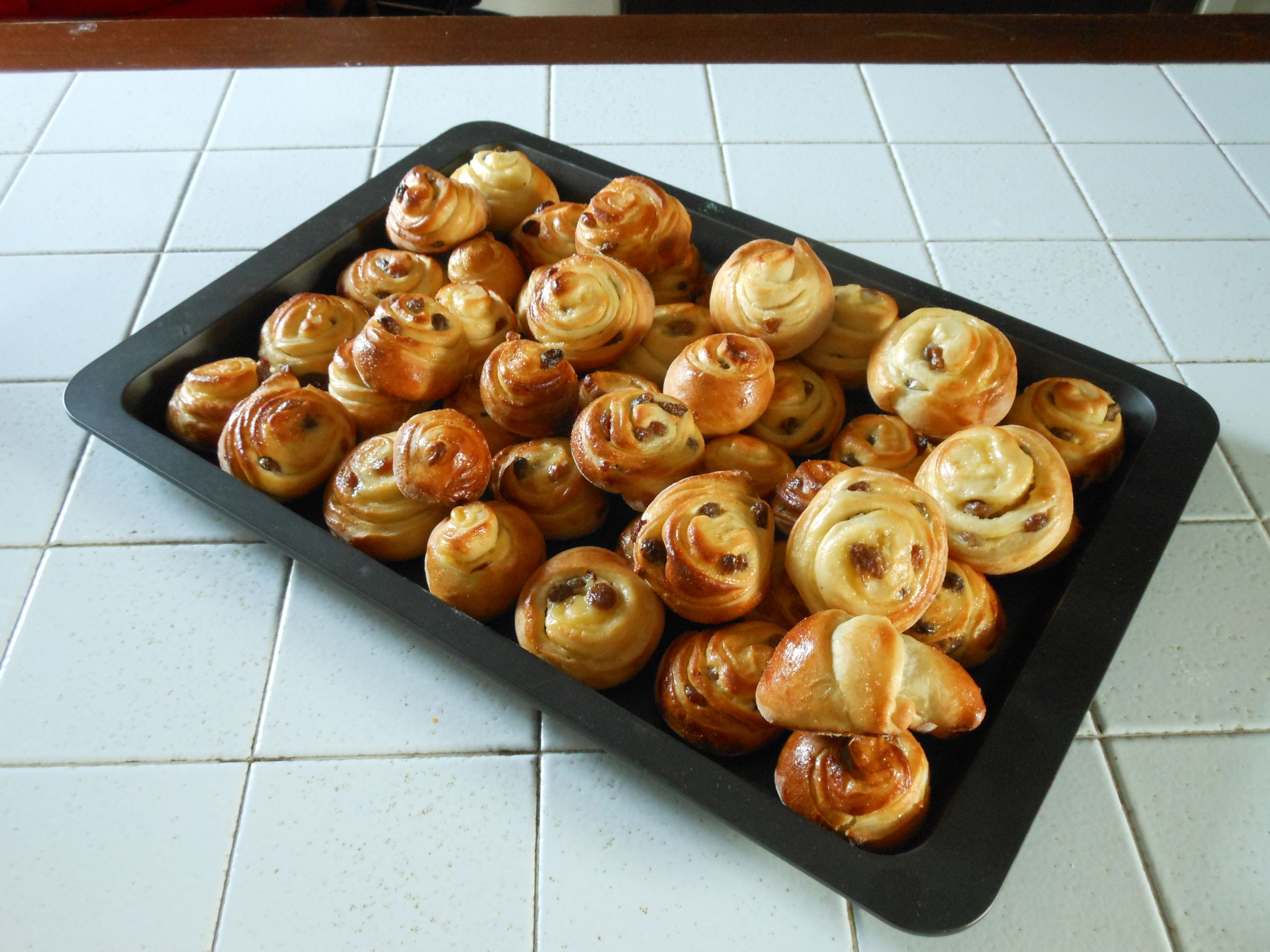 Girelle Alla Crema Pasticcera E Uvetta (Custard and Raisin Rolls)
