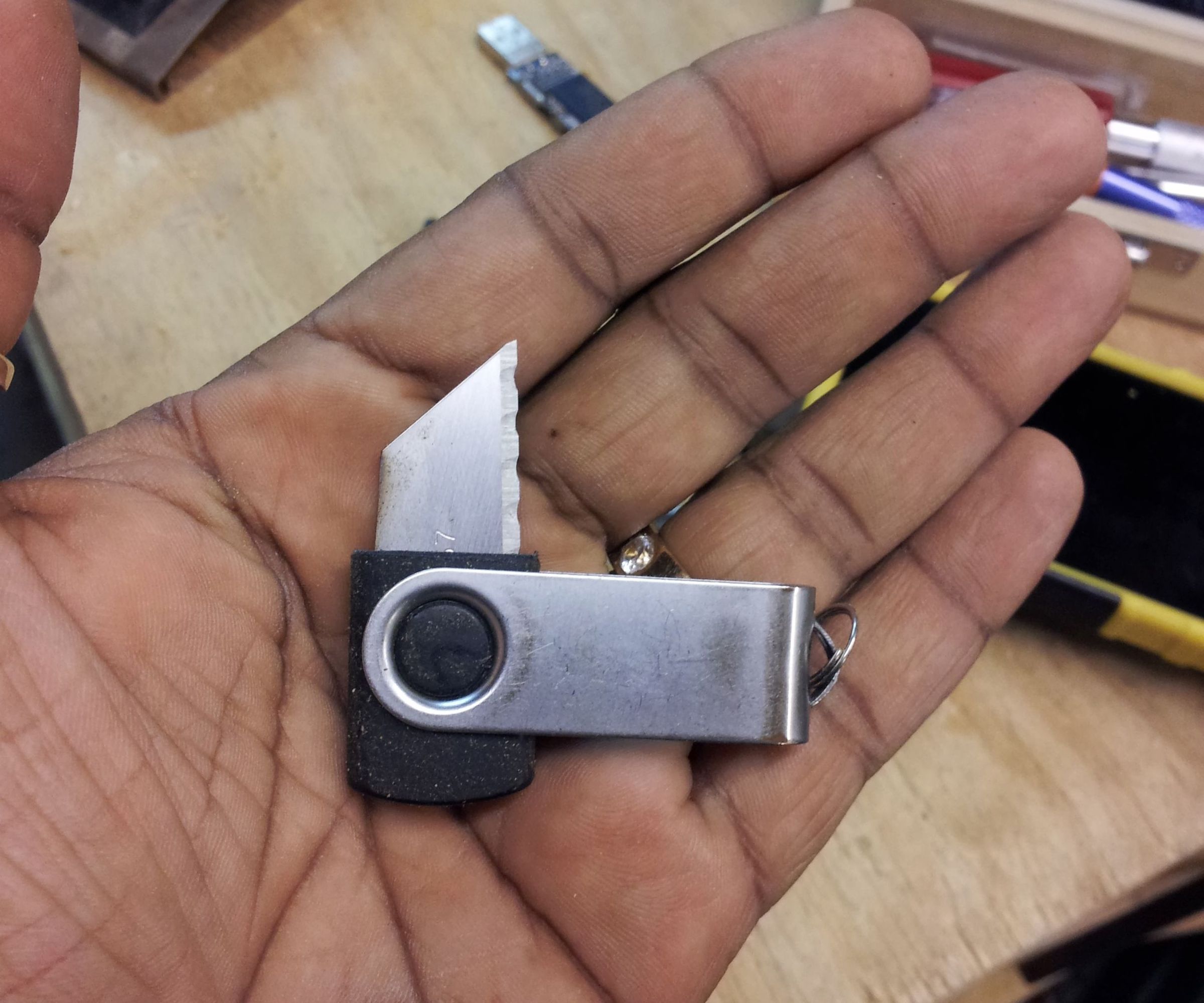 Stealthy EDC USB Razor Zipper Pull