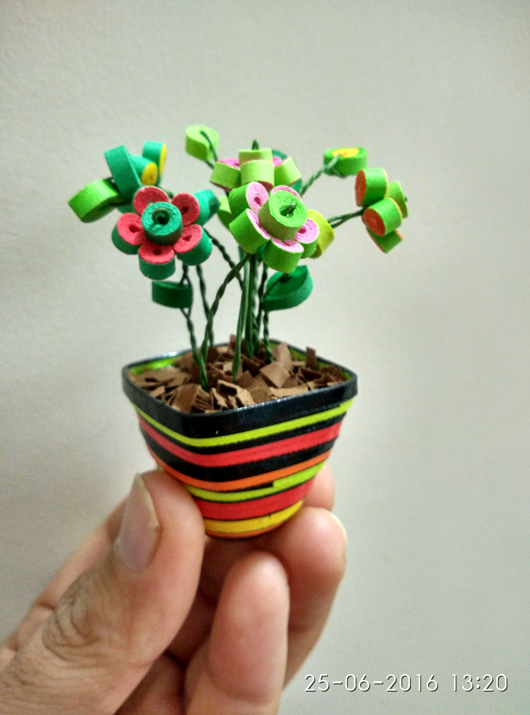 Realistic Quilled Miniature Flower Pot From Scratch! 4 Steps