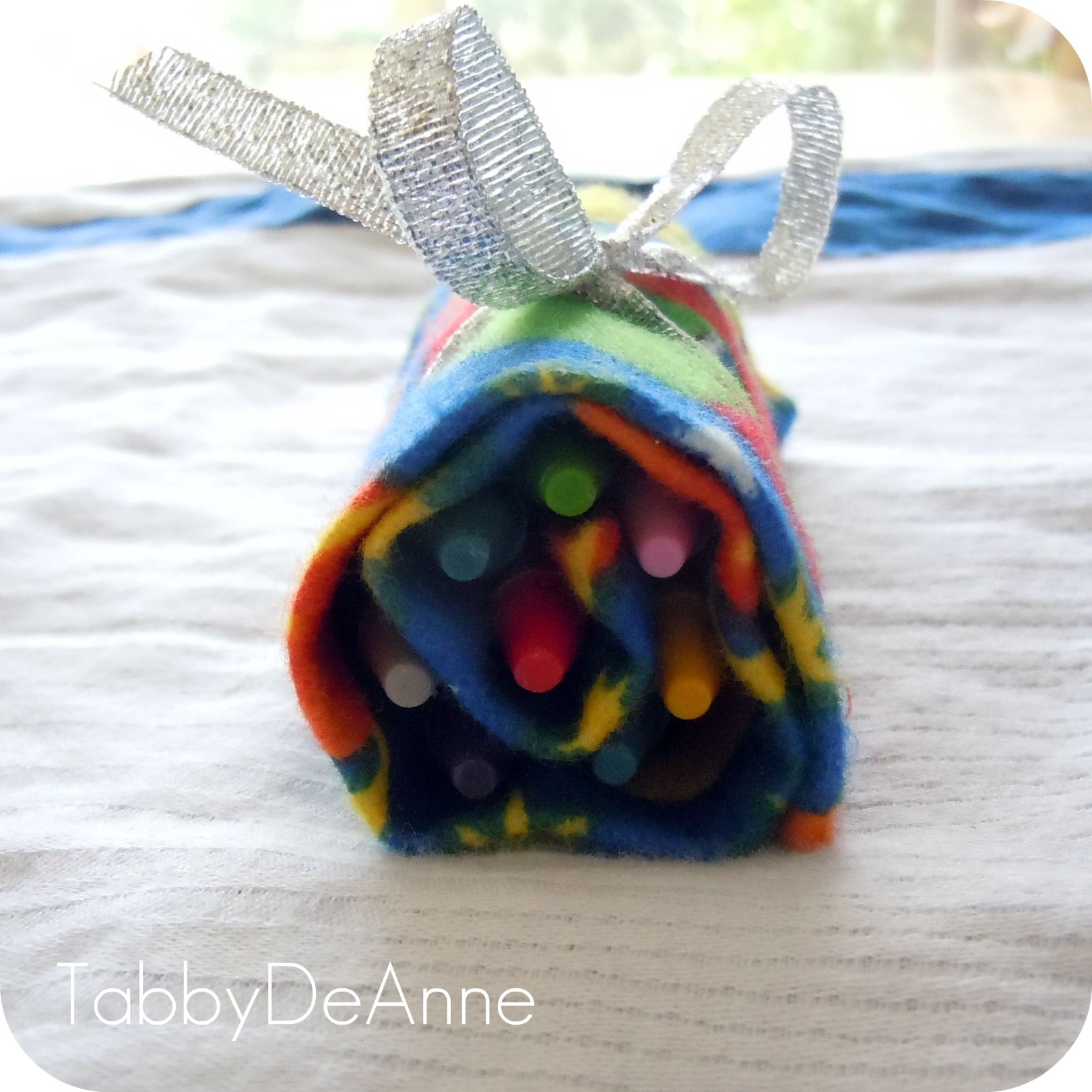 Kids Crayon Wrap Holder Gift for Under 3.00!! 4 Steps (with Pictures