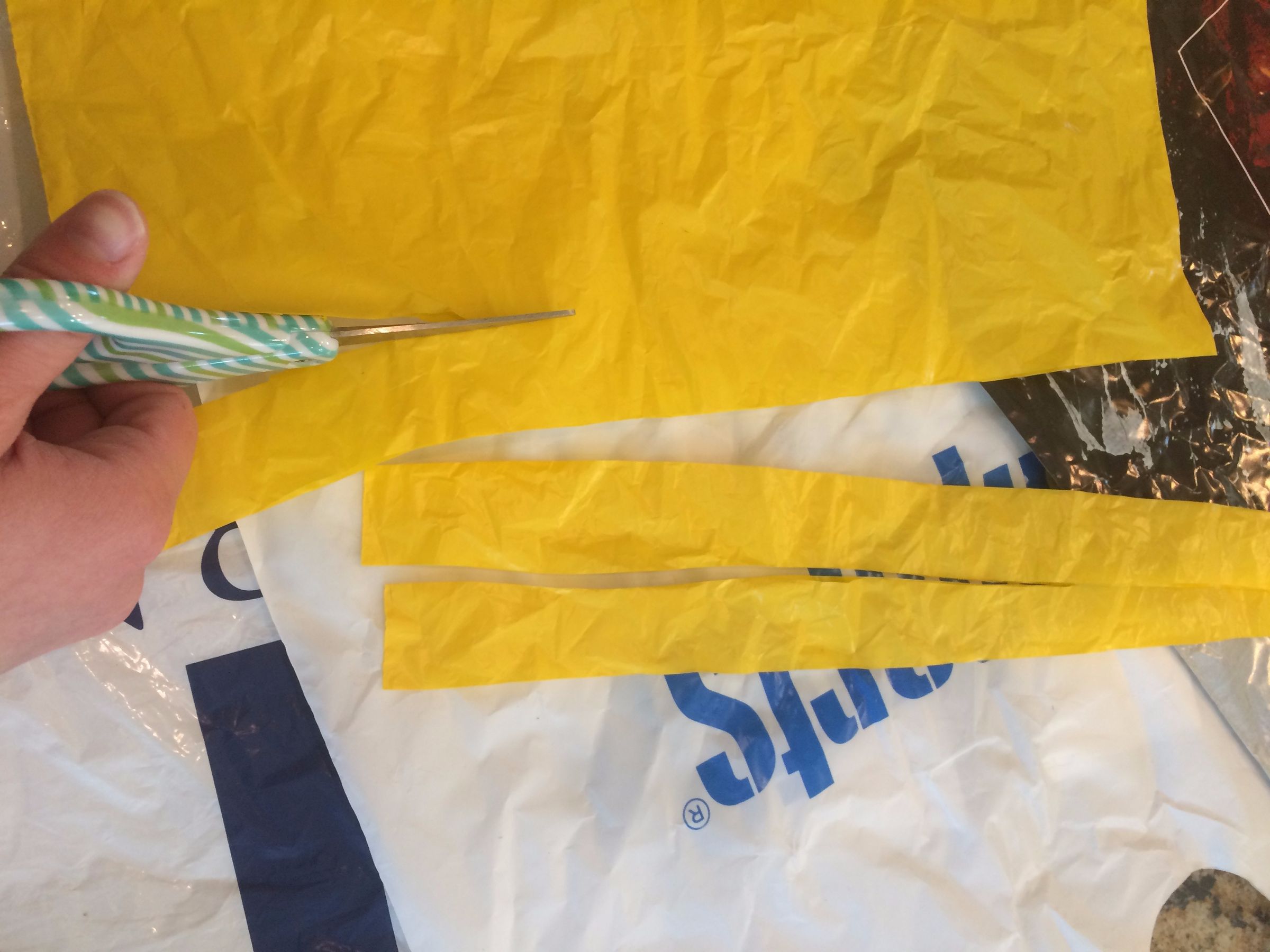 Reusable Grocery Bag Woven Out of Old Shopping Bags! 6 Steps (with