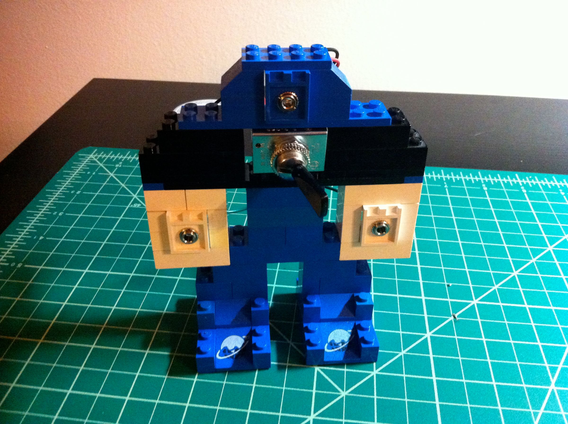 How to Build a 1/8in. (3.5mm) Stereo Audio Switch With Legos