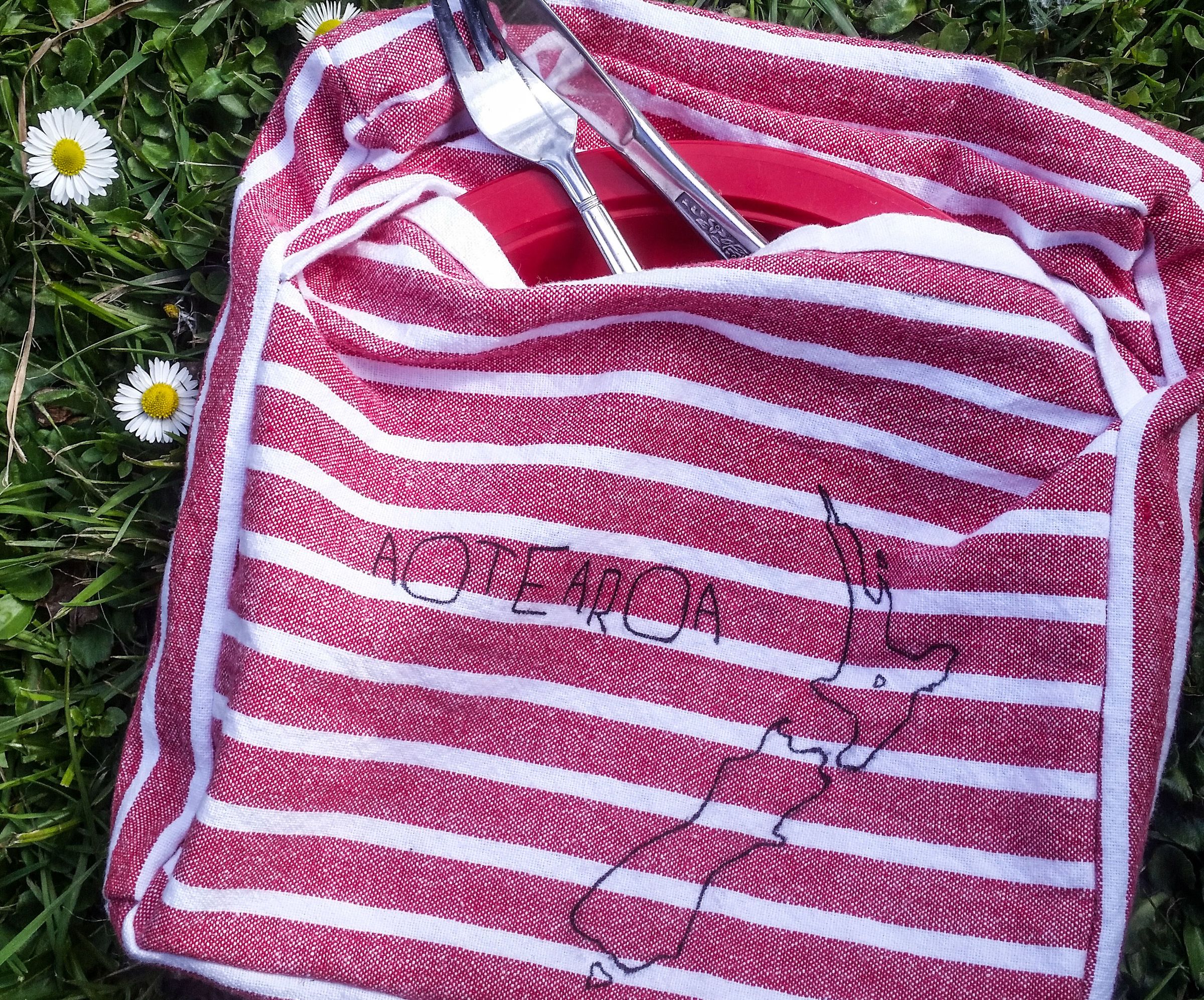 Cutlery & Plate Holder for Tramping