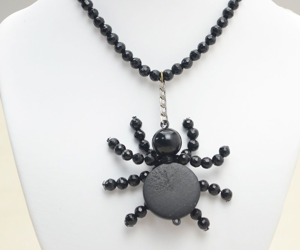 Simple Halloween Beaded Spider Necklace DIY
