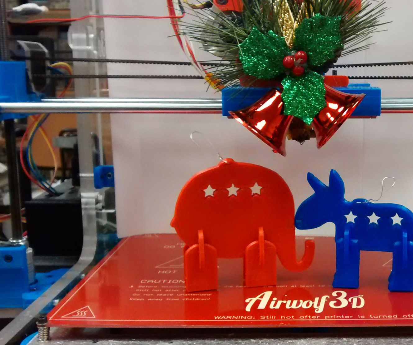 3D Printed Kissing Political Figurines