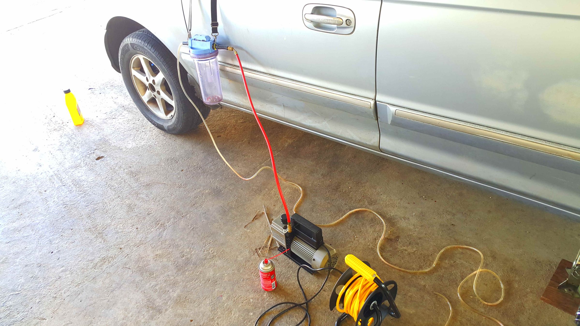 Vacuum Bleeding Brake Lines - the One Man Job. (Hyundai Trajet 2000) 
