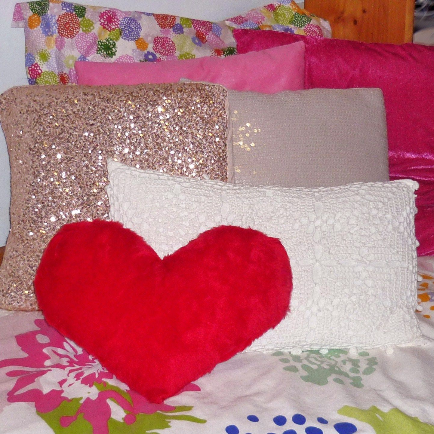 DIY ROOM DECOR - No Sew Heart Pillow! (V-day Decor & Gift Idea)