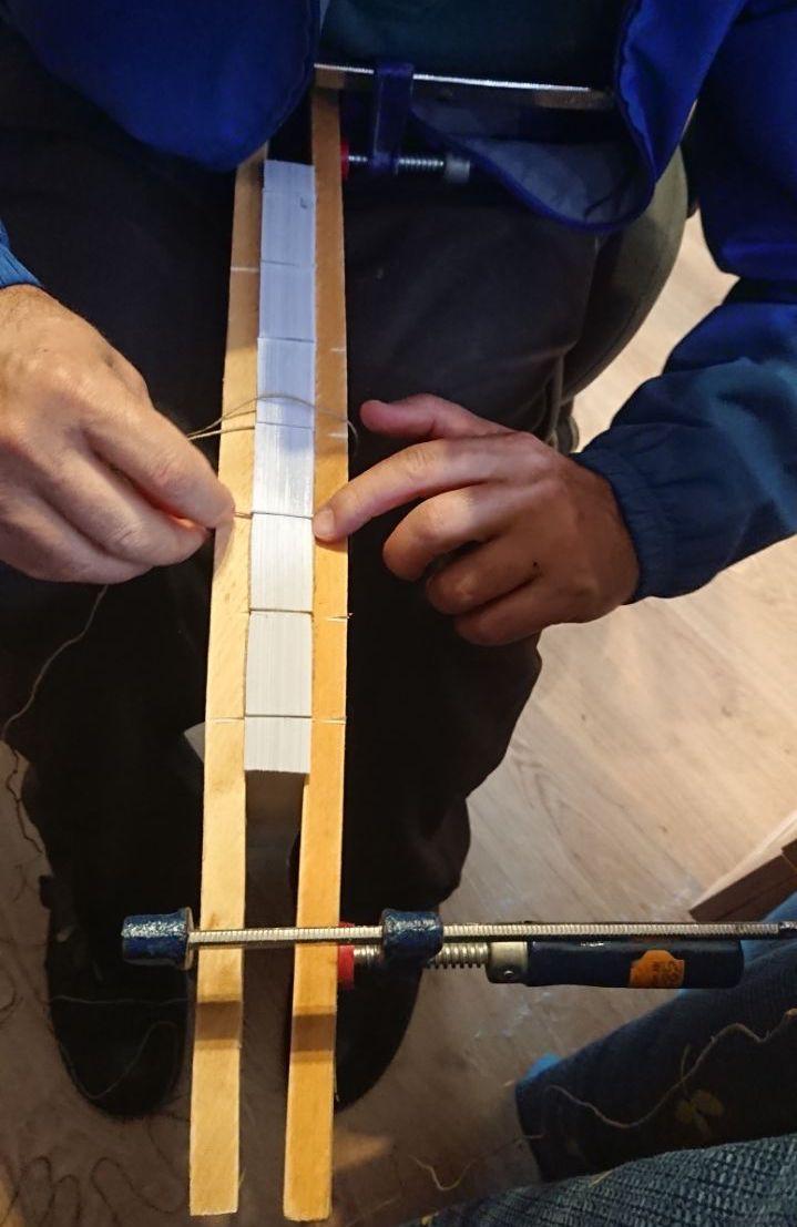 Apretar Y Hacer Muescas En El Lomo