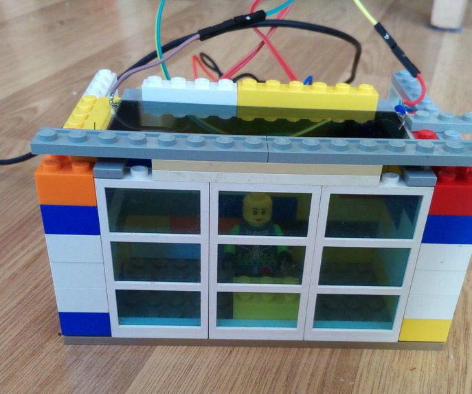 The Perfect Shade: an Simple Self-regulatory Optoelectronic Circuit 