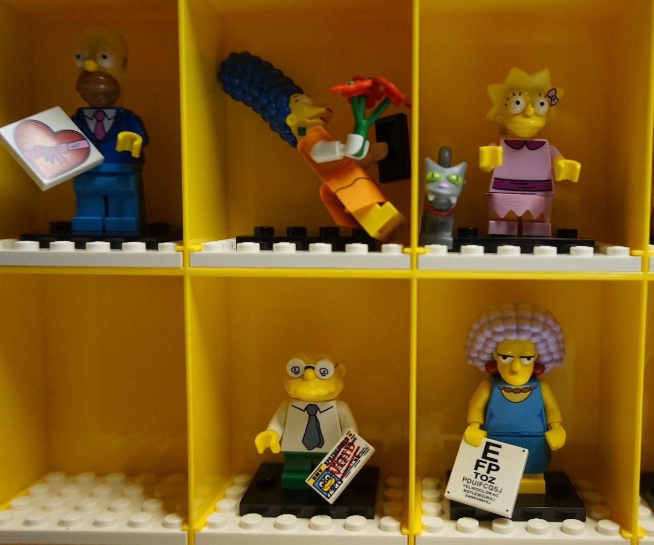Lego Minifig Display Case Mod for Simpsons Minifigs