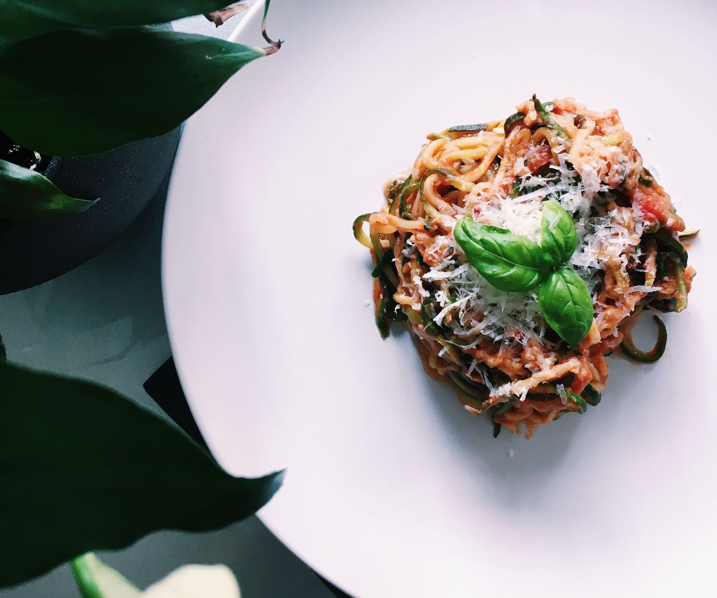 RECIPE | GARLIC TOMATO ZUCCHINI PASTA