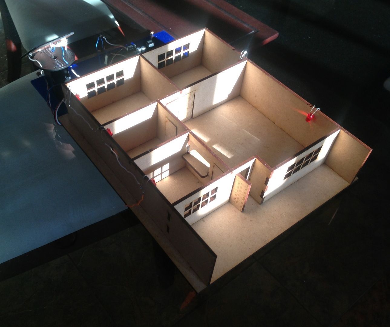 Intelligent Solar House /Casa Solar Inteligente