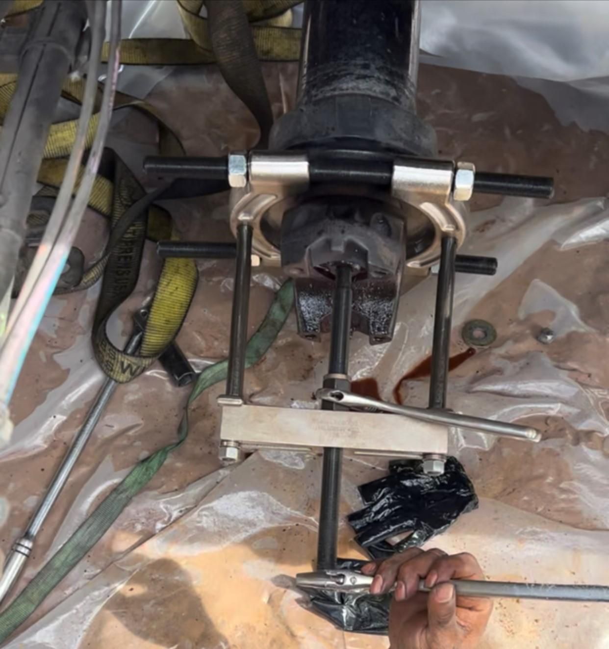 How to Remove a Yoke With a Bearing Puller 6 Steps Instructables