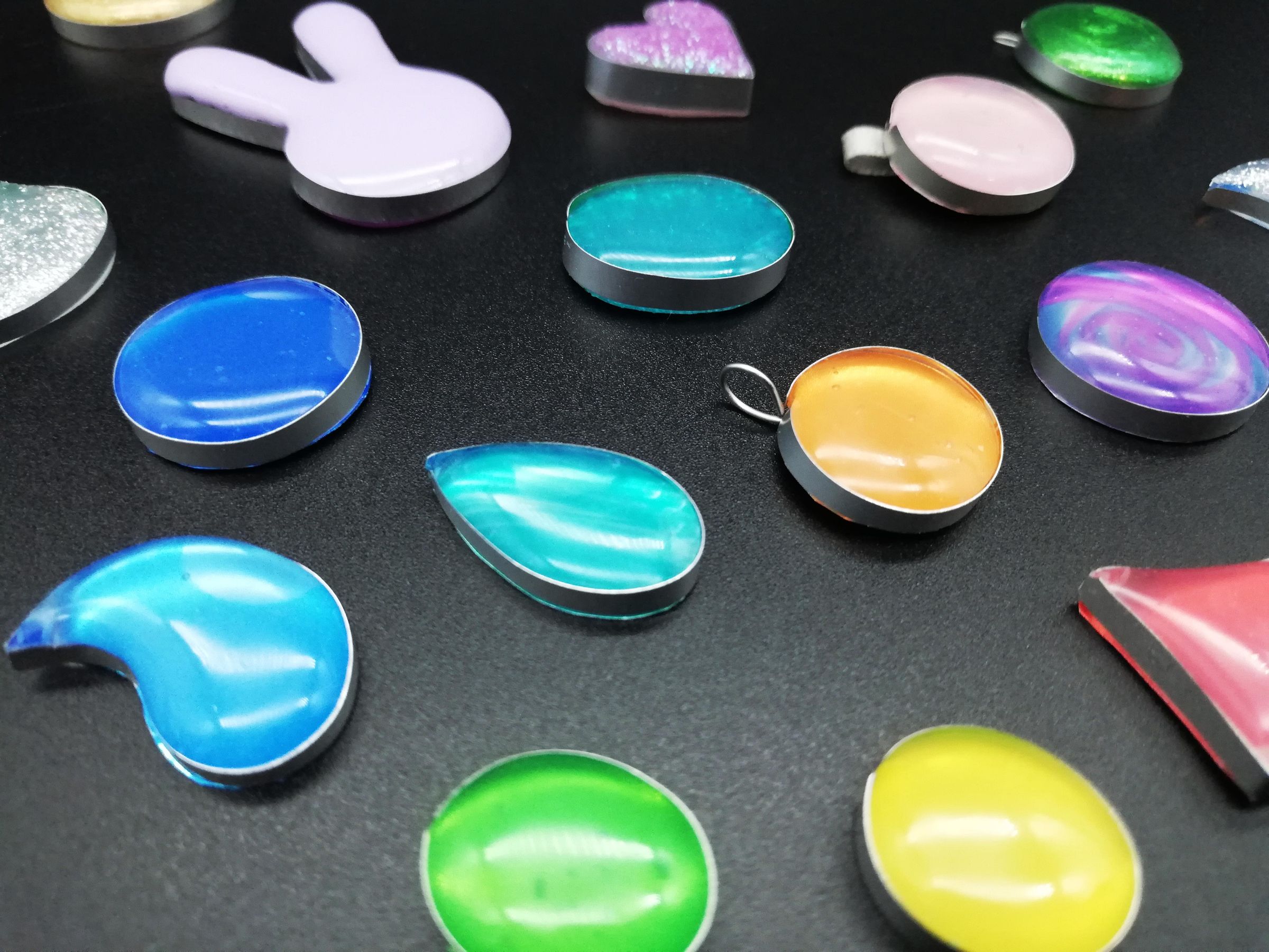 Hot Glue + Soda Cans = Gemstones! 10 Steps (with Pictures) Instructables