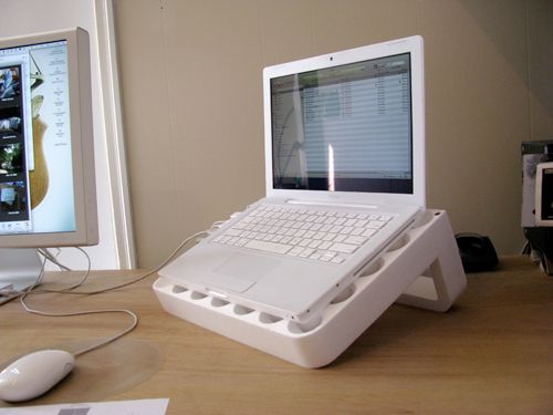 Simple Laptop Stand From MacBook Packaging