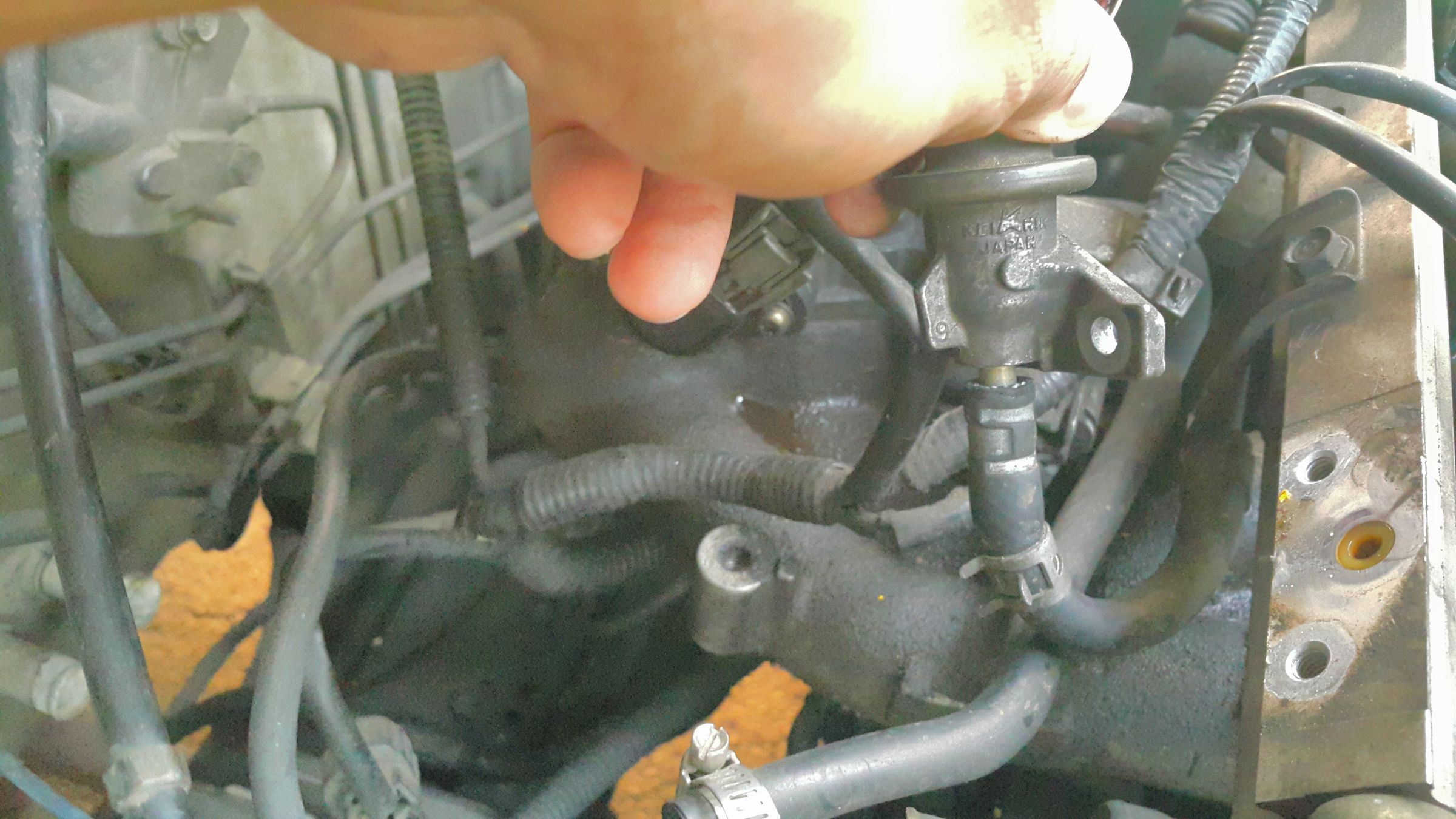Replacing a Fuel Pressure Regulator (Honda Civic 1999 D16Y7)! 3 Steps