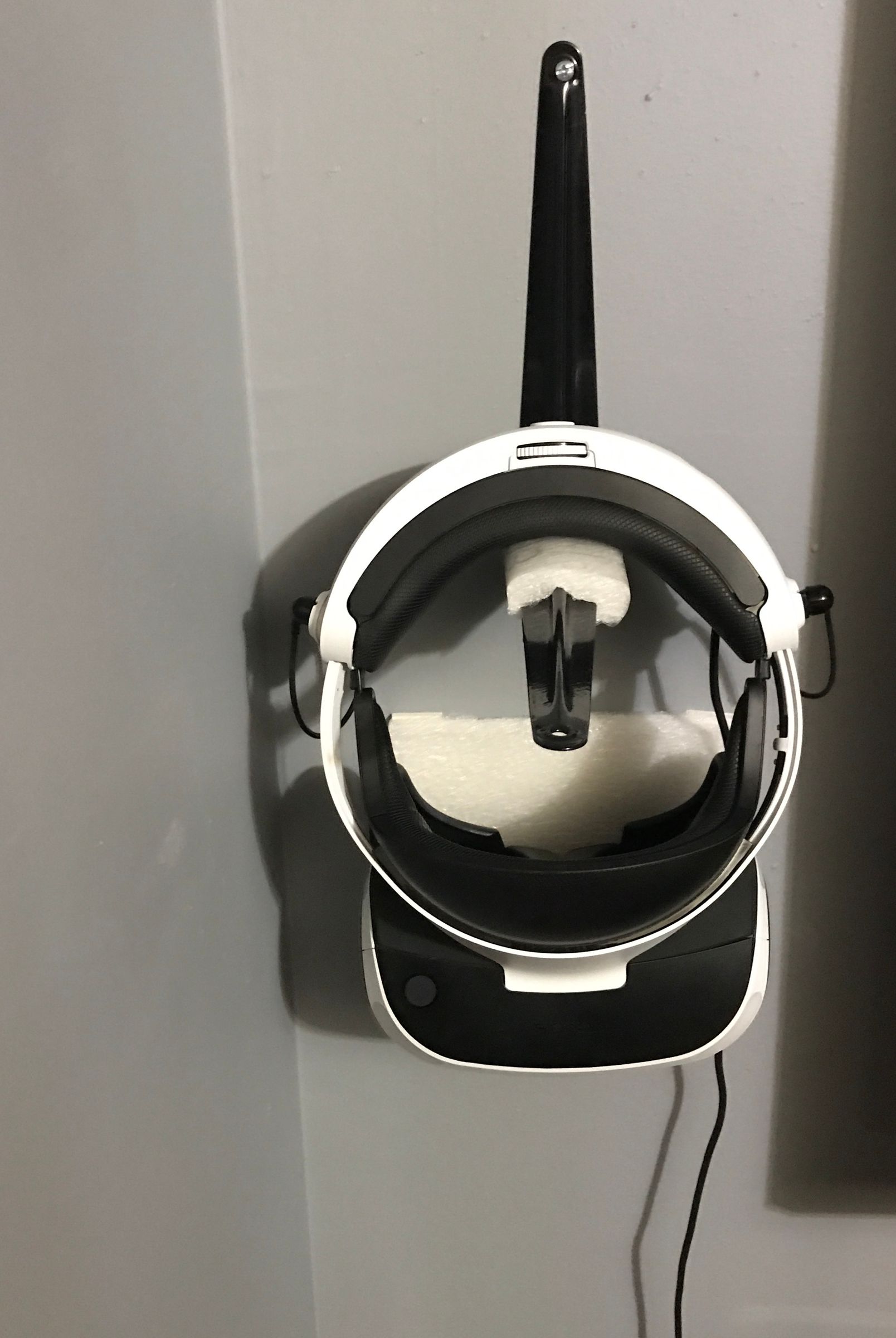 Playstation 4 VR Headset Simple Wall Mount for Under 10 4 Steps