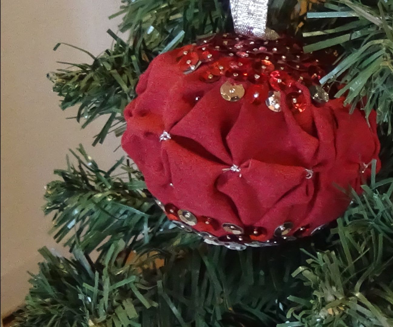 DIY fabric jasmine gathers Christmas ball/Χριστουγεννιάτικη μπάλα με σούρες