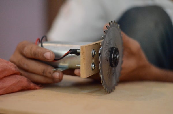 Циркулярка с подъемом и наклоном пильного диска #1 - YouTube