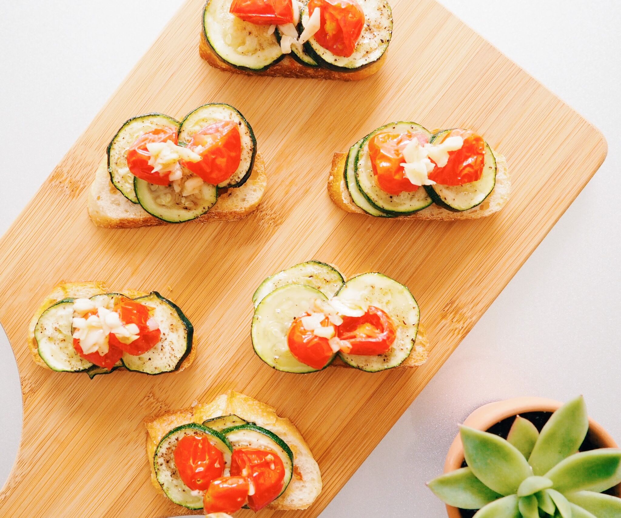 RECIPE | ZUCCHINI TOMATO CROSTINI