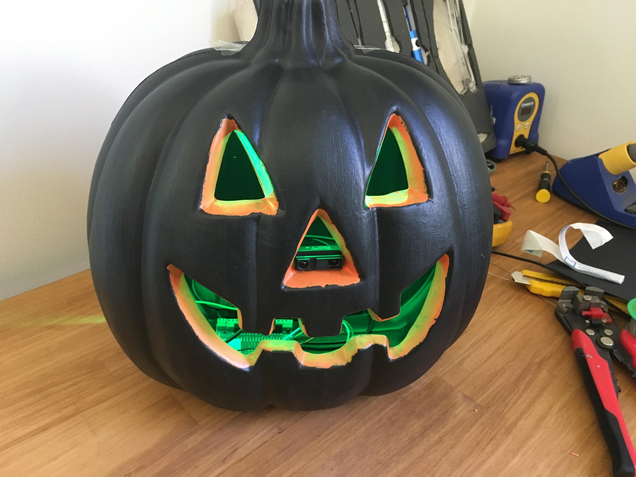 Interactive Jackolantern (sees You, Taunts and Changes Colour) Use