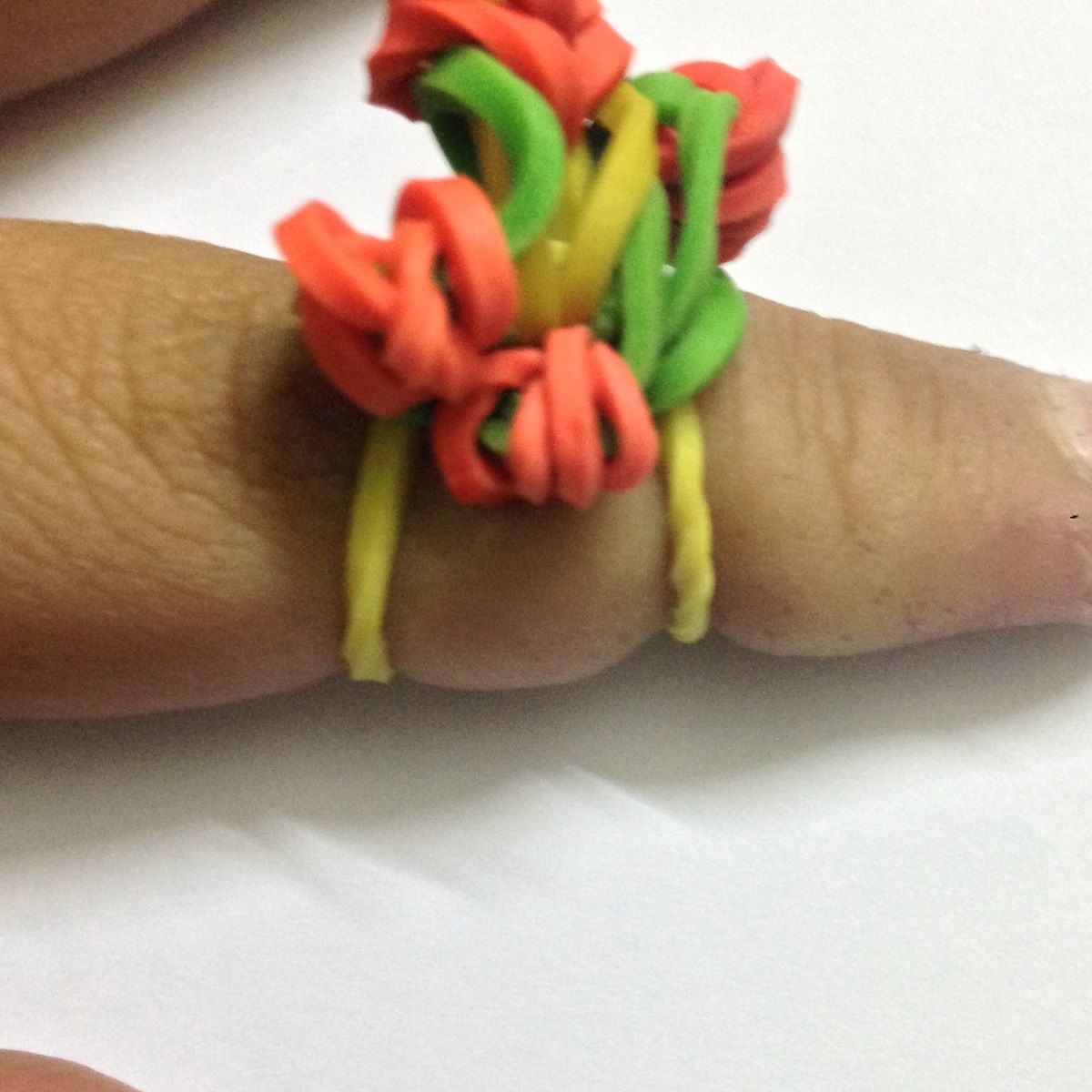 DIY Simple Rainbow Loom Flower Charm (Made With a Pen) 12 Steps