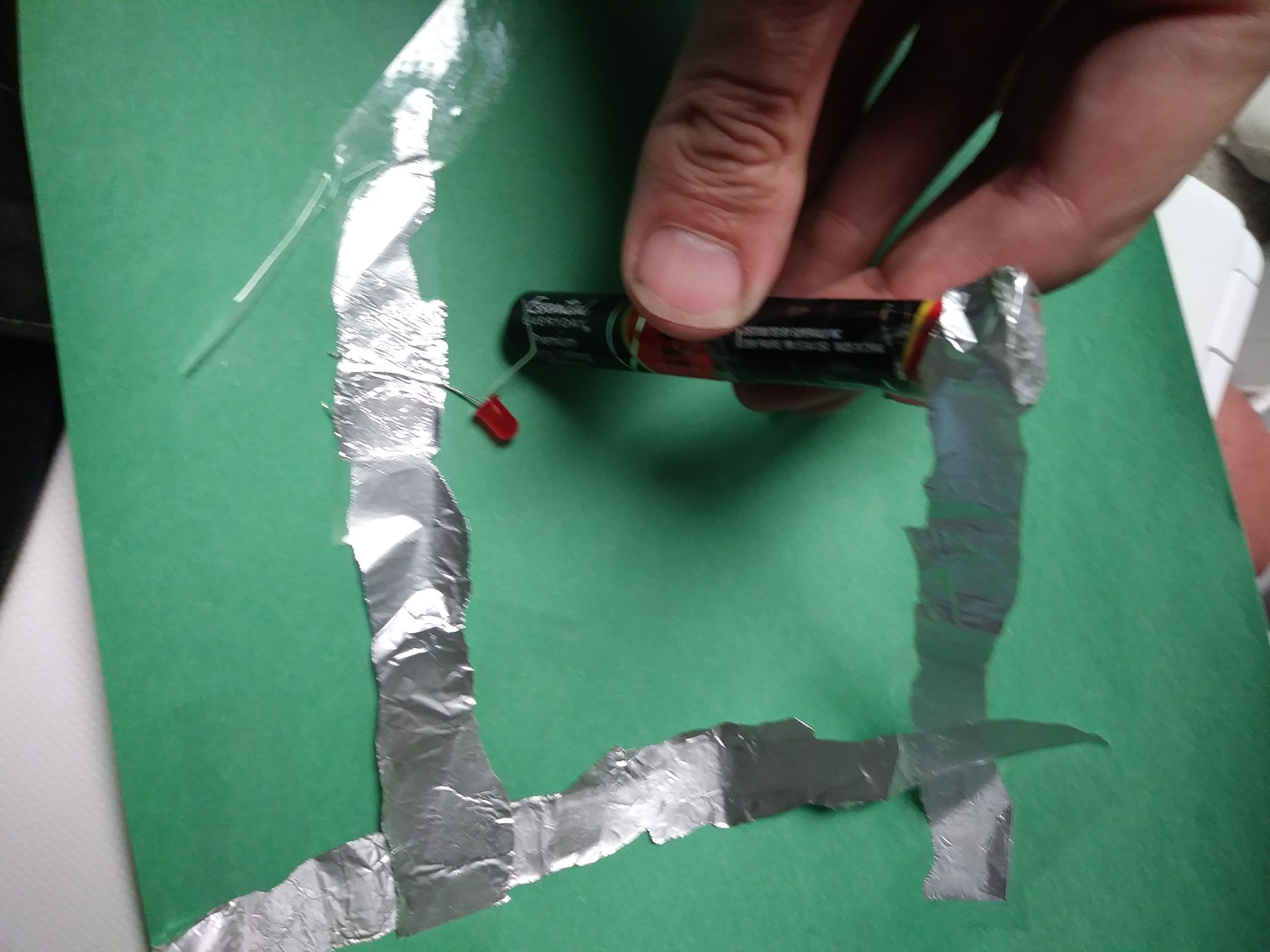 Simple Circuits With Tinfoil, an LED, Tape and Batteries 5 Steps