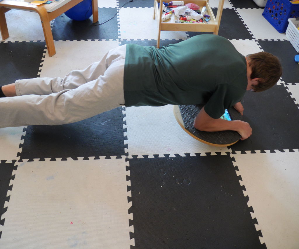 Playing Games Planking on a Balance Board 3 Steps (with Pictures