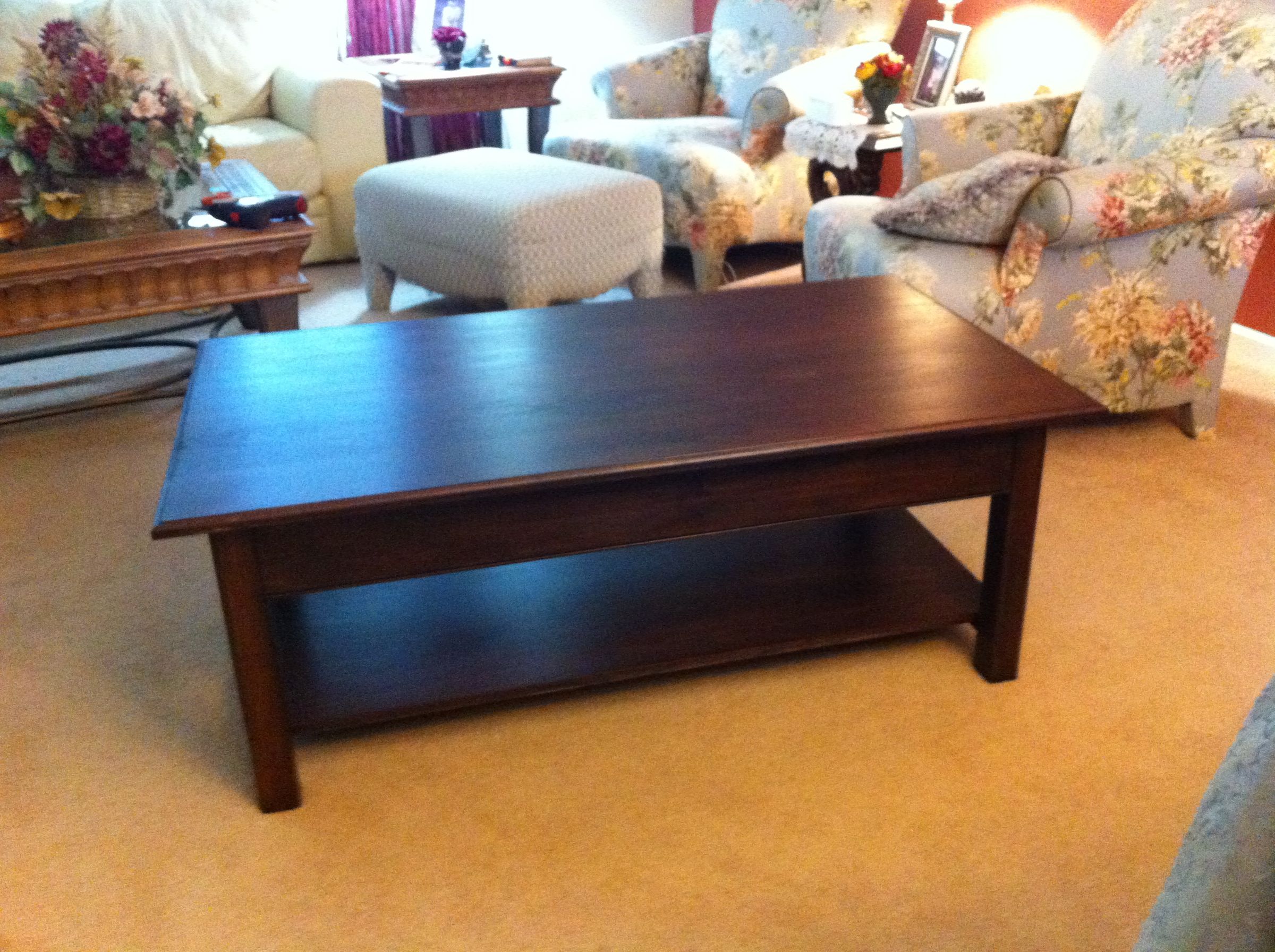 Lift top coffee table