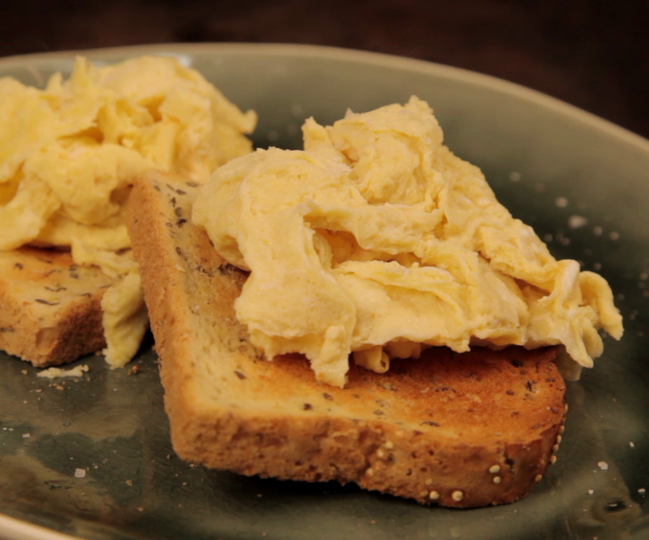 How to Cook Scrambled Eggs in 90 Seconds