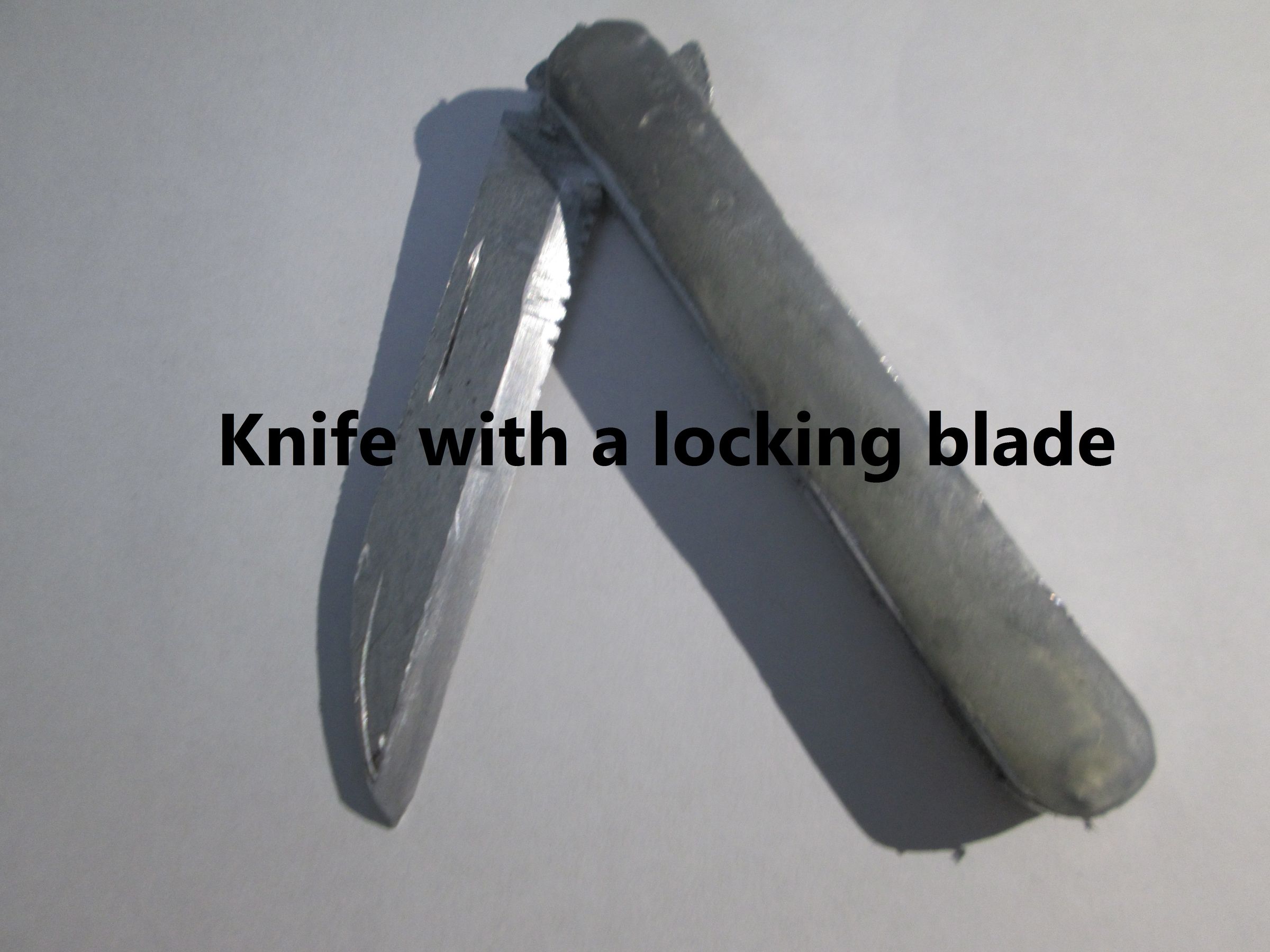 Pocketknife With Locking Blade