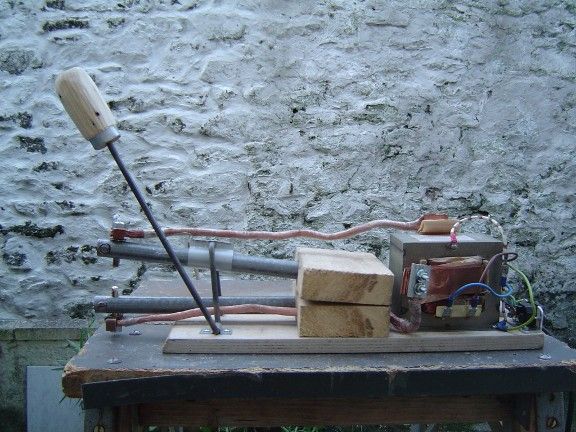 Spot Welder From a Microwave Oven Transformer and Water Tank