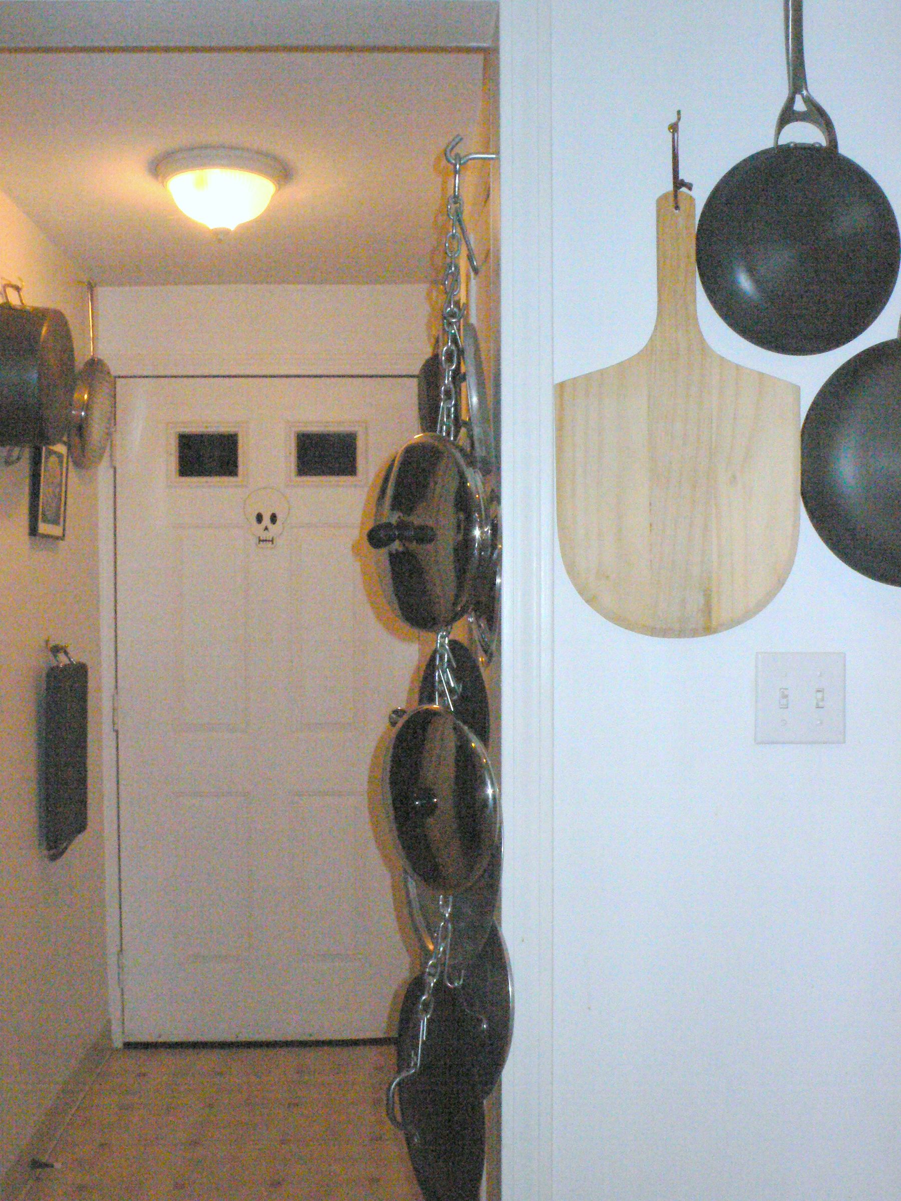 Lid hanger