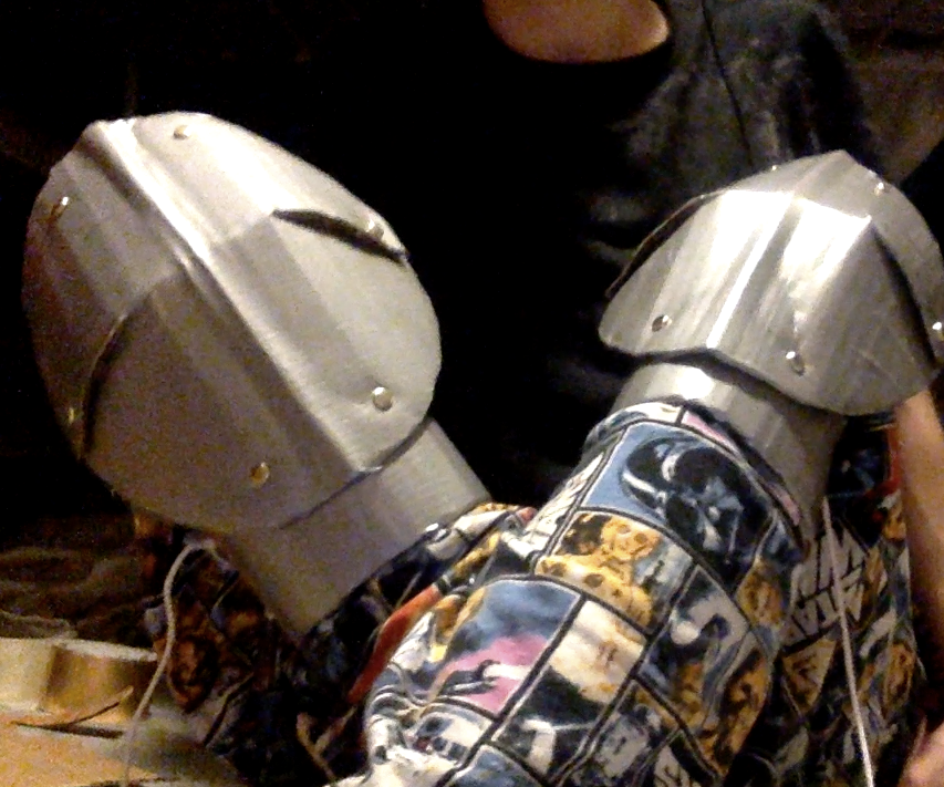 Cardboard Poleyns (Knee Armor)