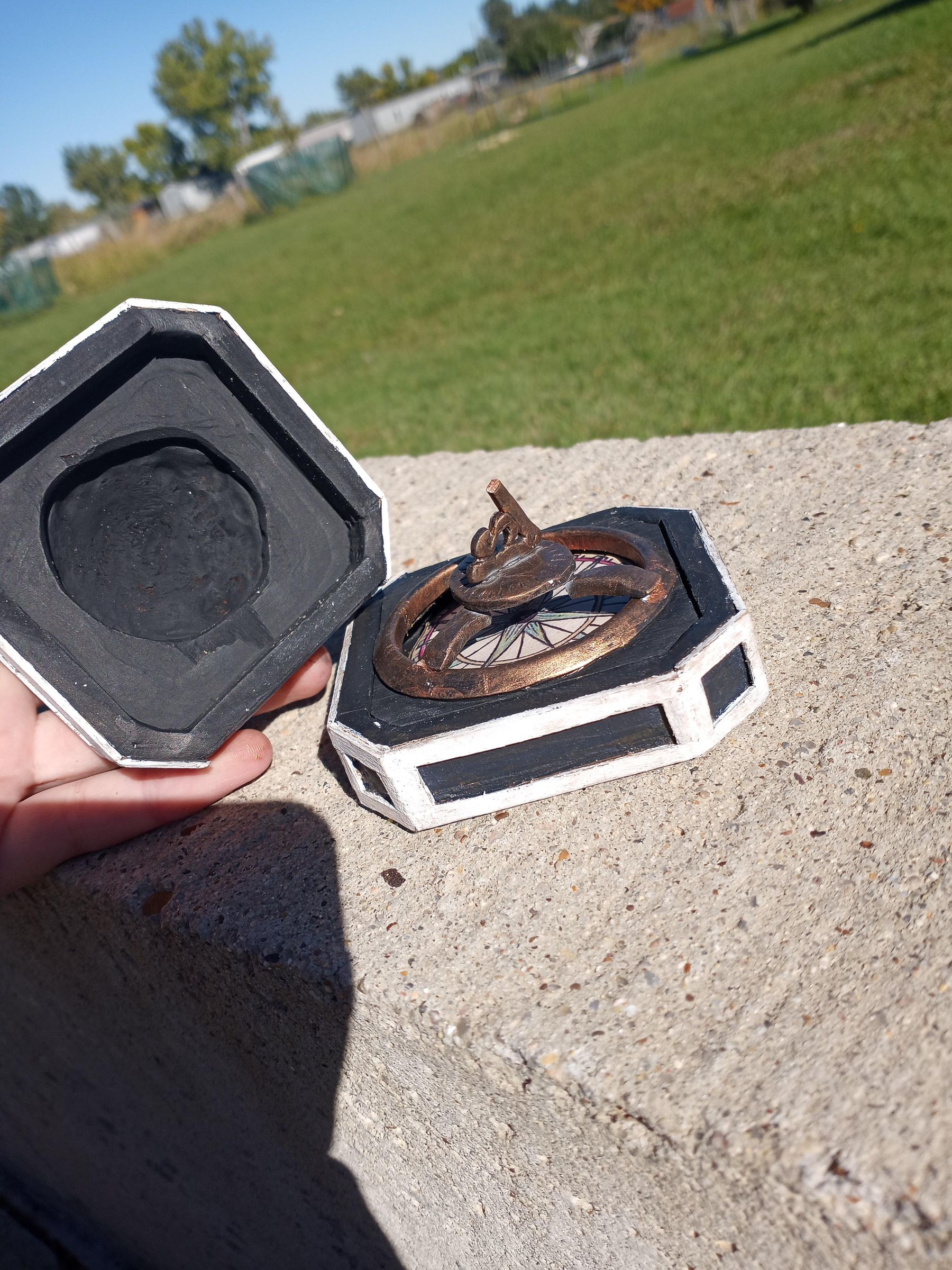 The Compass That Doesn't Point North 10 Steps (with Pictures
