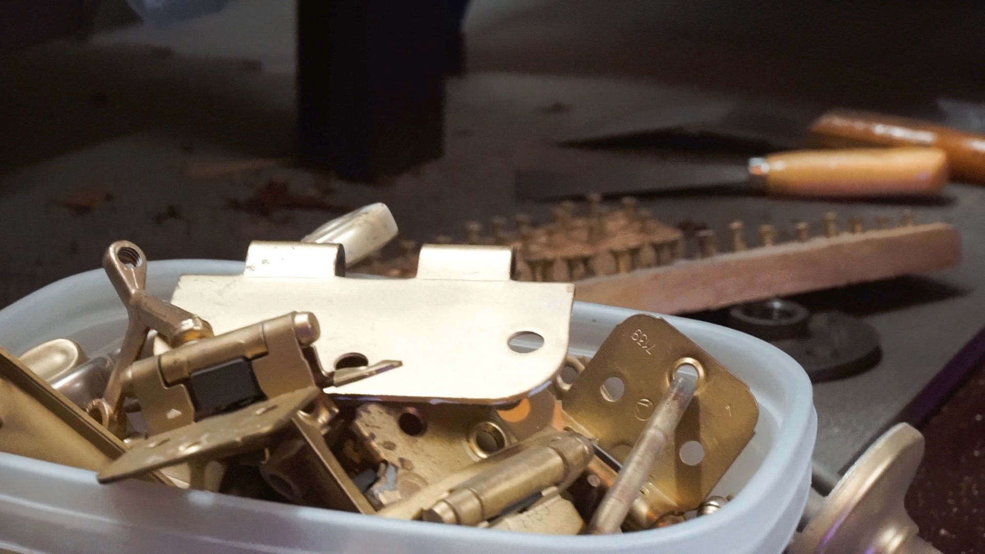 Refinish Brass Hardware Yourself // Powder Coating Project 4 Steps