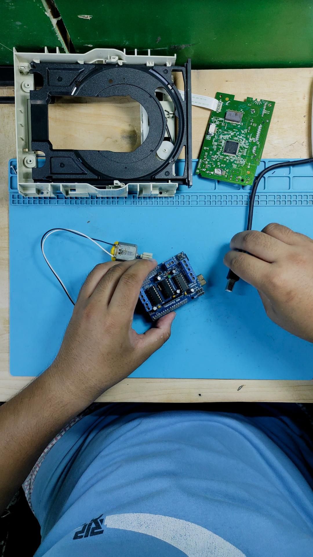 Homebrew PCB Shaker for Etching Using an Old DVD Rom! : 8 Steps (with ...