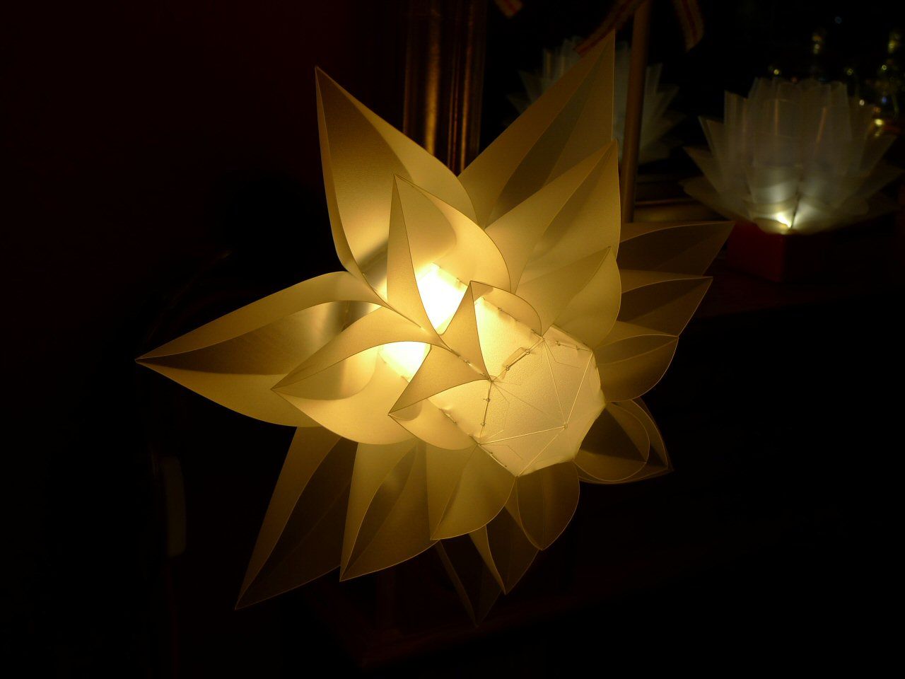 How to Make a Lily Shaped Lamp (Norm 06)