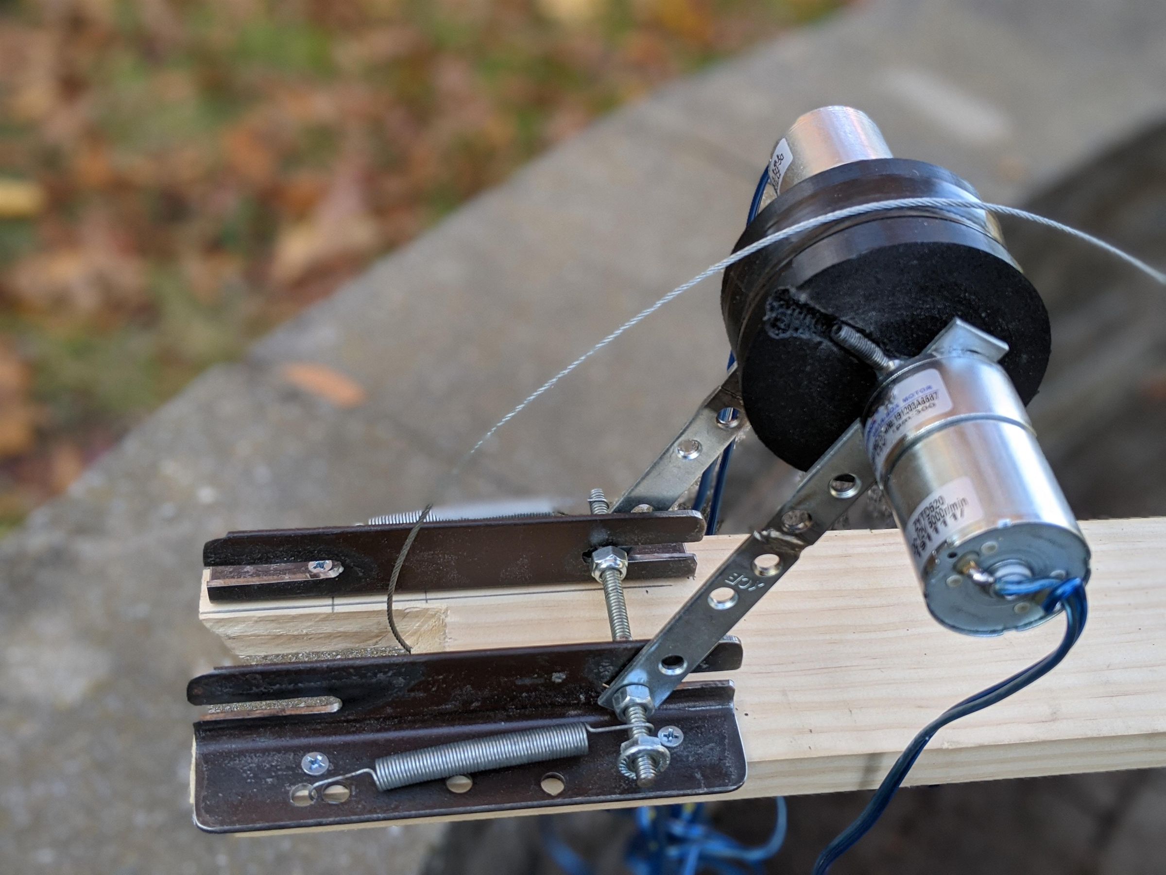 Motorized Spider Halloween Candy Delivery System 5 Steps (with