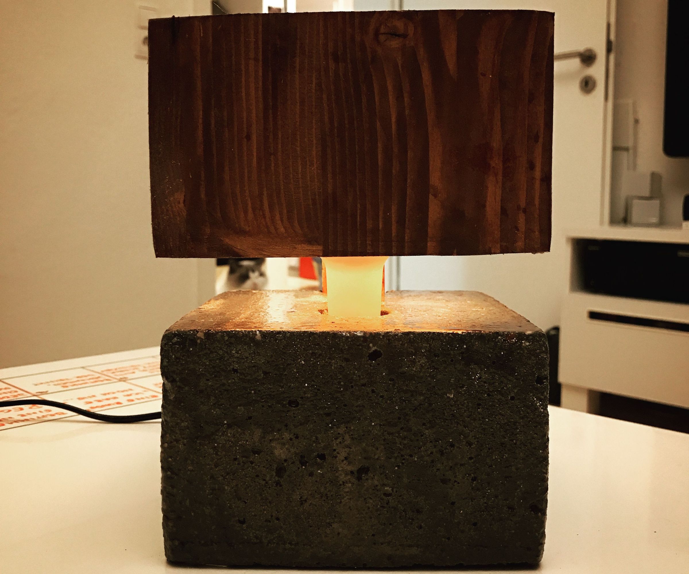 Kinda floating desk lamp