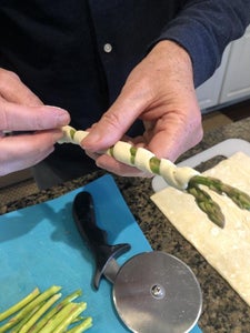 How to Wrap the Asparagus With Pastry