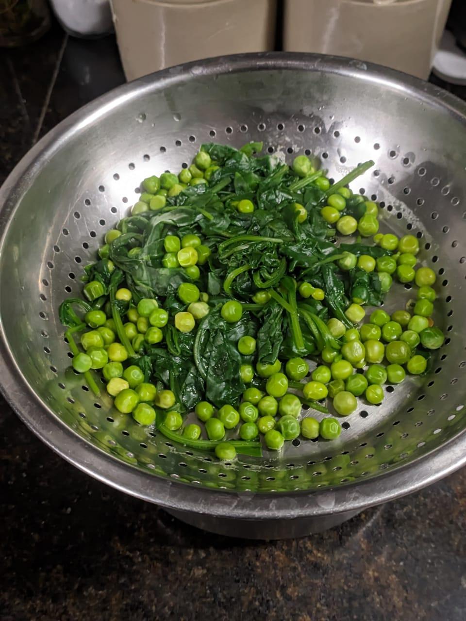 PREPARE SPINACH AND PEAS PURI.