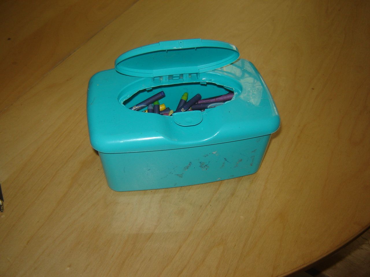 Recycle Baby Wipes Container Into a Crayon Box! 4 Steps Instructables