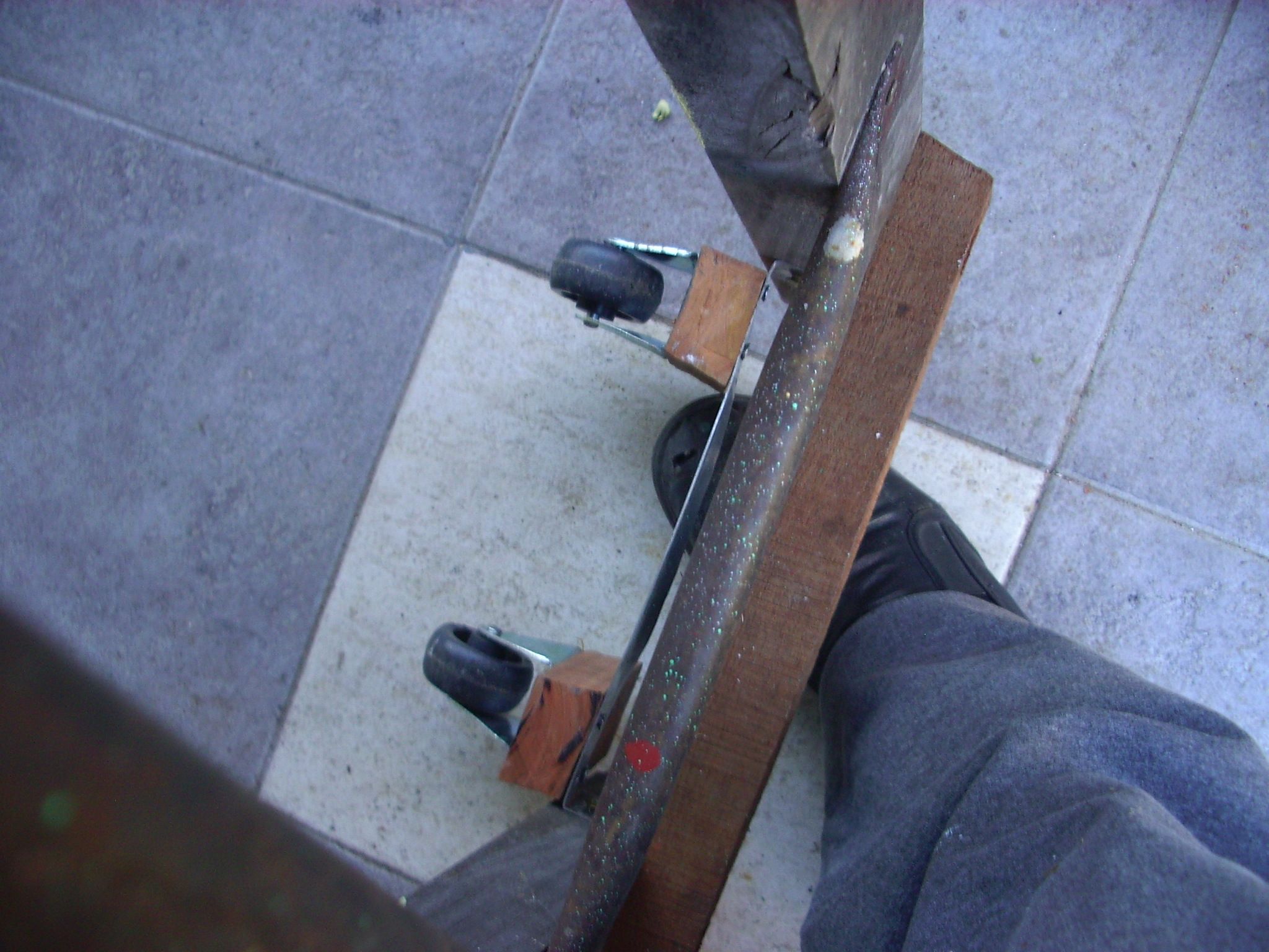 Agregando Ruedas a La Mesa (adding Wheels to Table) 3 Steps