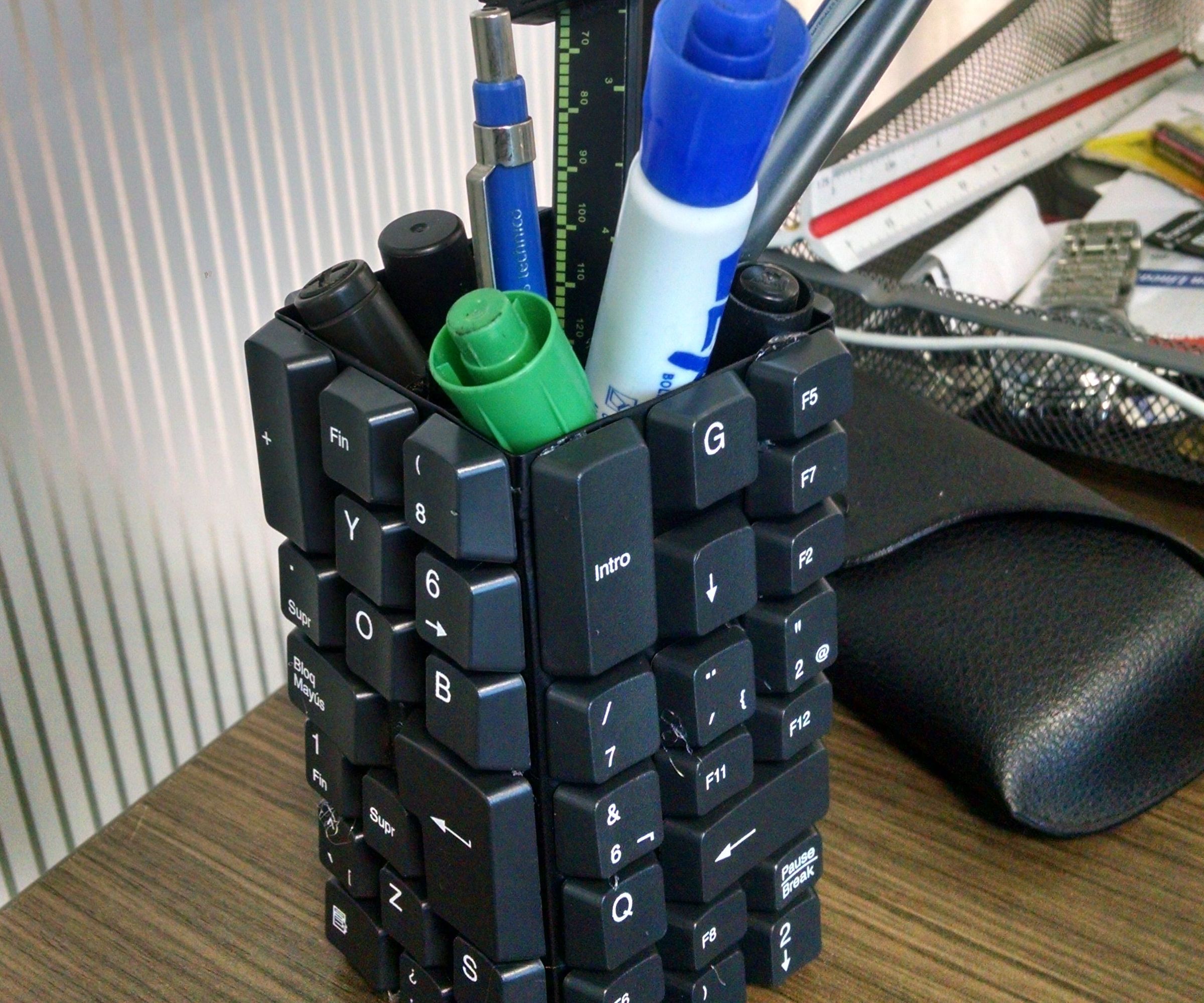 Damaged Keyboard Into Geek Pencil Holder 