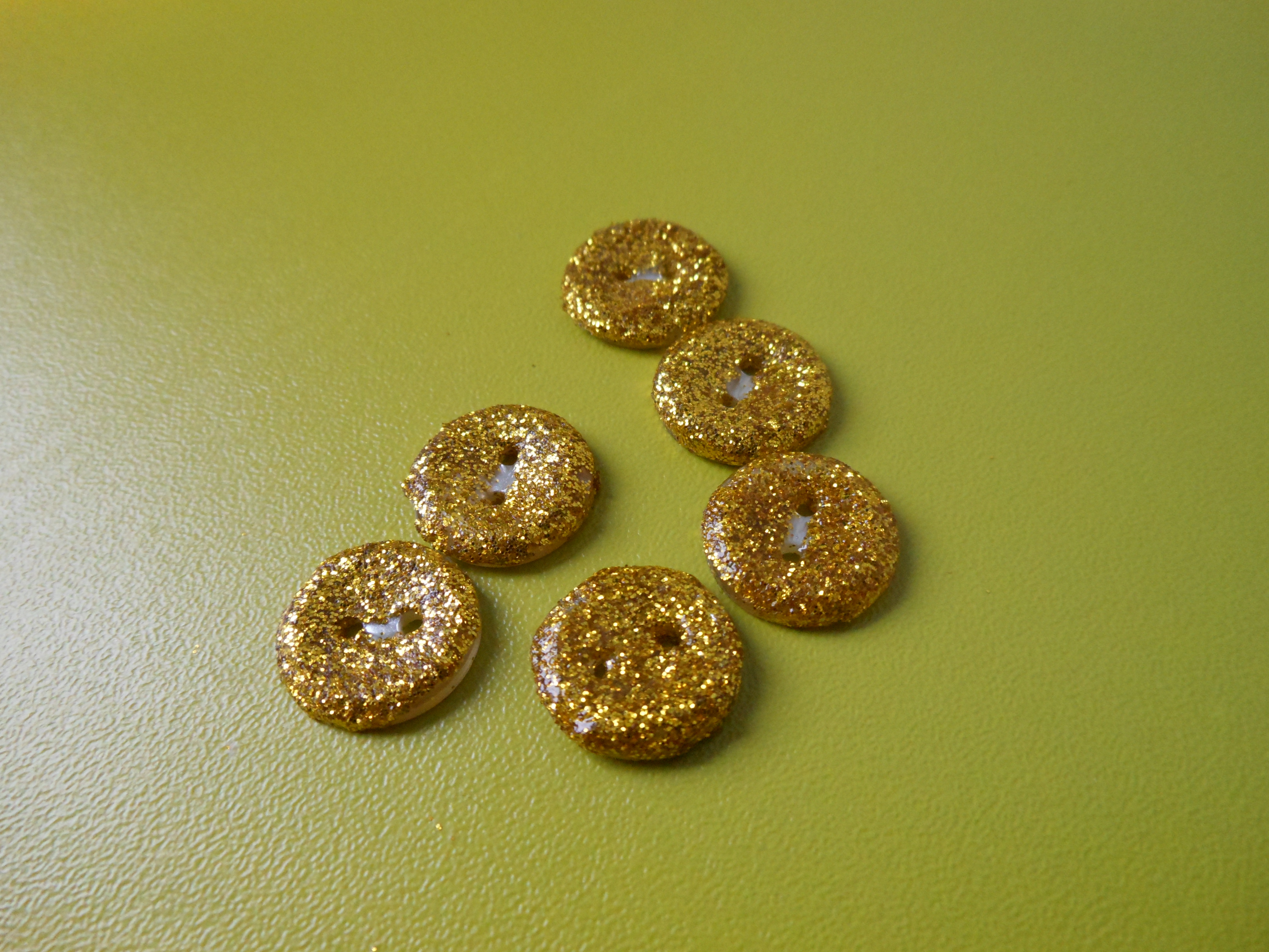 How to make glitter buttons