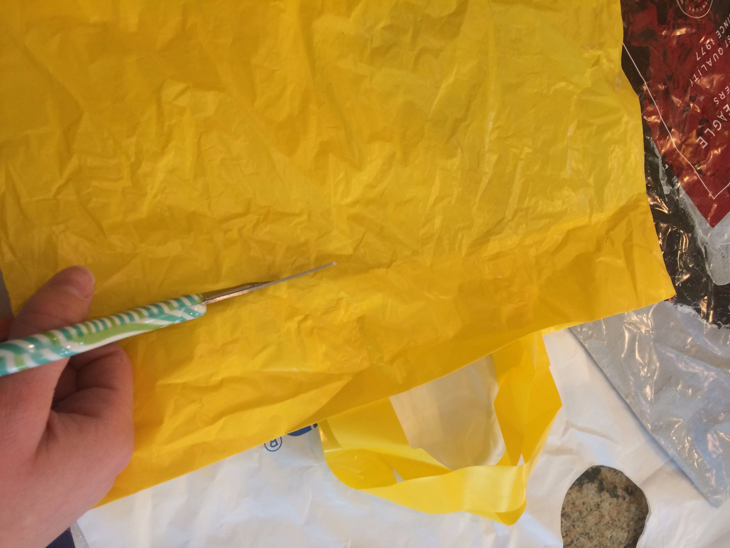 Reusable Grocery Bag Woven Out of Old Shopping Bags! 6 Steps (with